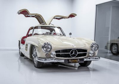Mercedes-Benz SL300 – Strawberry & Cream